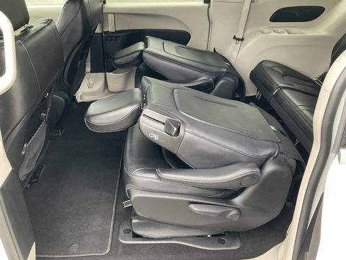 Used 2024 Chrysler Pacifica Select image 36