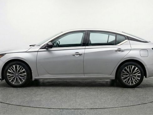 Used 2025 Nissan Altima 2.5 SV image 4