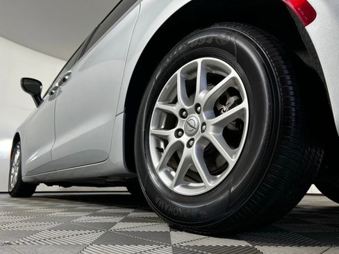 Used 2024 Chrysler Pacifica Touring-L image 30