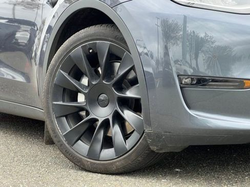 Used 2022 Tesla Model Y Long Range AWD/4WD image 2