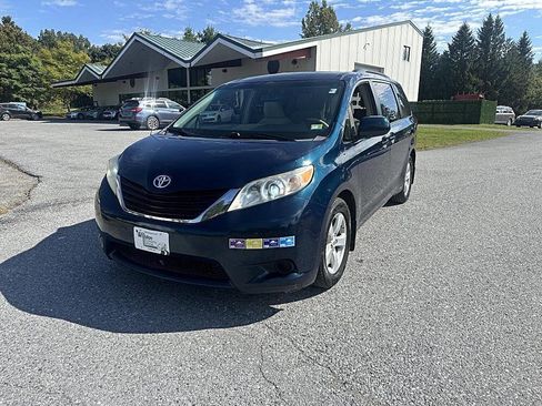 Used 2012 Toyota Sienna LE image 1