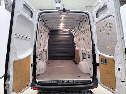Used 2017 Mercedes-Benz Sprinter 2500 image 33