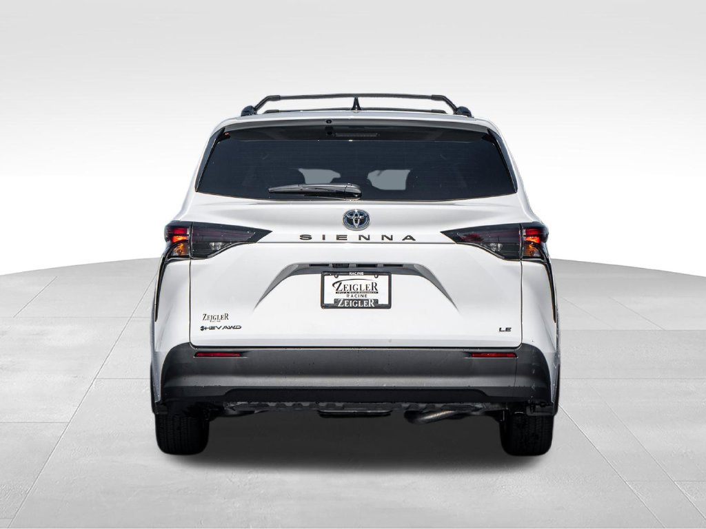 Used 2025 Toyota Sienna LE AWD/4WD image 6