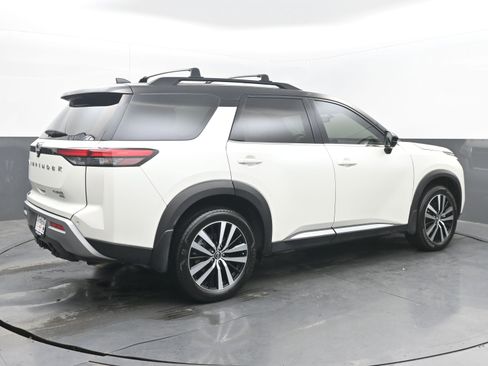 Used 2024 Nissan Pathfinder Platinum image 9