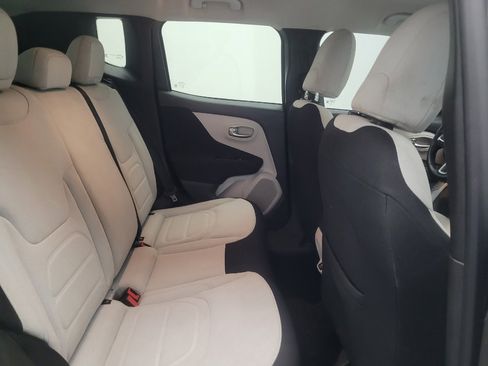 Used 2021 Jeep Renegade Latitude image 19