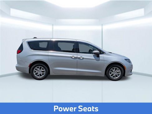 Used 2023 Chrysler Voyager LX FWD image 9