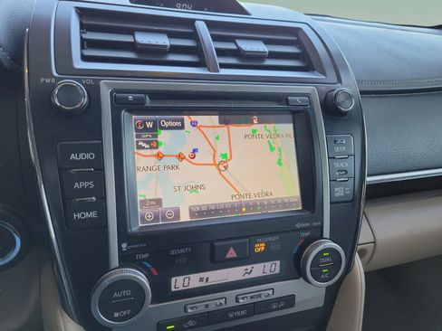 Used 2014 Toyota Camry XLE w/ Leather Package image 19