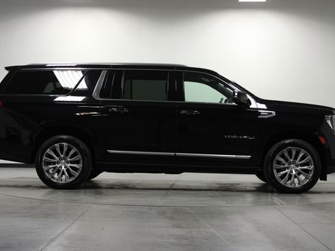 Used 2022 GMC Yukon XL Denali w/ Denali Ultimate Package AWD/4WD image 3