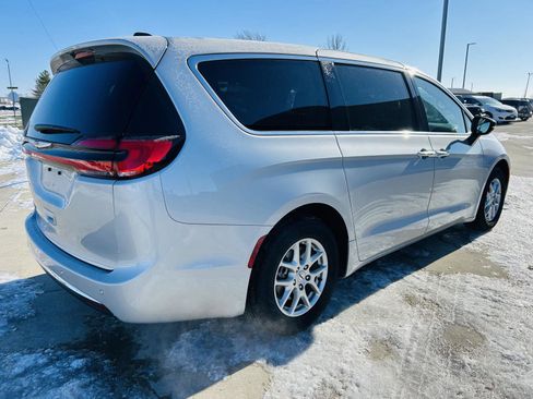 Used 2024 Chrysler Pacifica Touring-L image 39