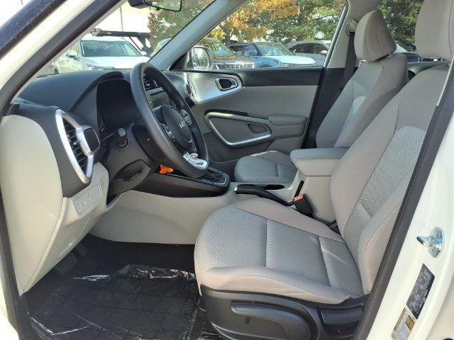 Certified 2025 Kia Soul LX w/ LX Technology Package FWD image 12