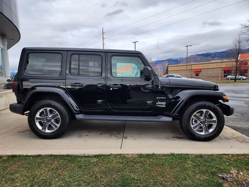 Used 2022 Jeep Wrangler Unlimited Sahara w/ LED Lighting Group image 4