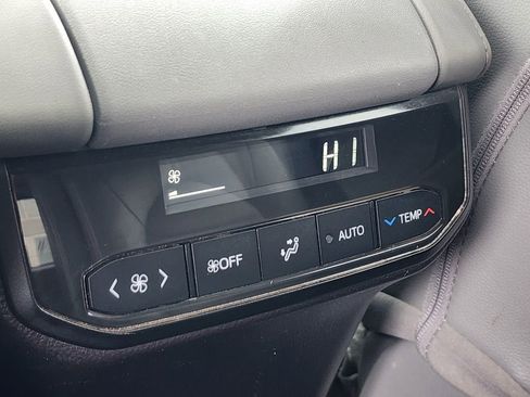 Used 2022 Toyota Highlander XLE AWD/4WD image 15