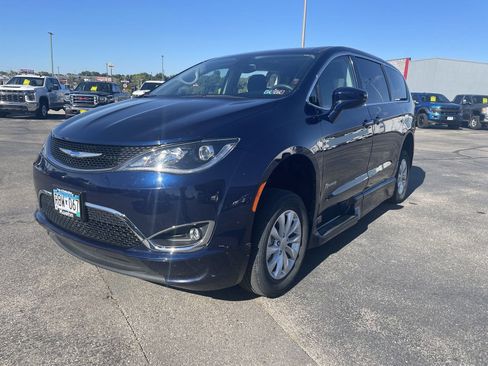 Used 2018 Chrysler Pacifica Touring Plus image 5