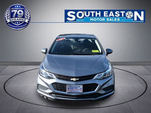 Used 2018 Chevrolet Cruze LT w/ Convenience Package FWD image 3