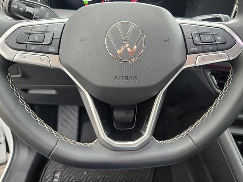 Certified 2025 Volkswagen Tiguan SE image 24