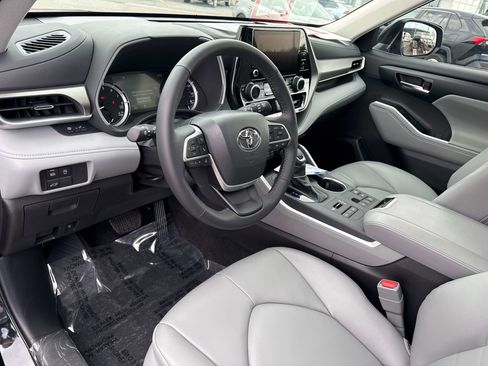 Used 2026 Toyota Highlander XLE image 11
