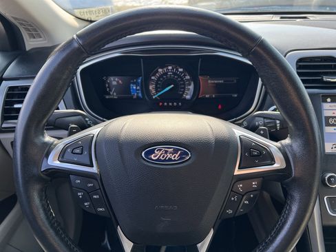 Used 2017 Ford Fusion SE w/ Fusion SE Technology Package image 16