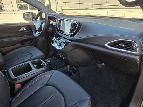 New 2026 Chrysler Pacifica Select image 31