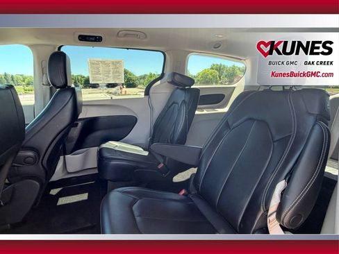 Used 2023 Chrysler Pacifica Touring-L FWD image 10