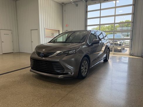 Used 2024 Toyota Sienna XLE AWD/4WD image 2