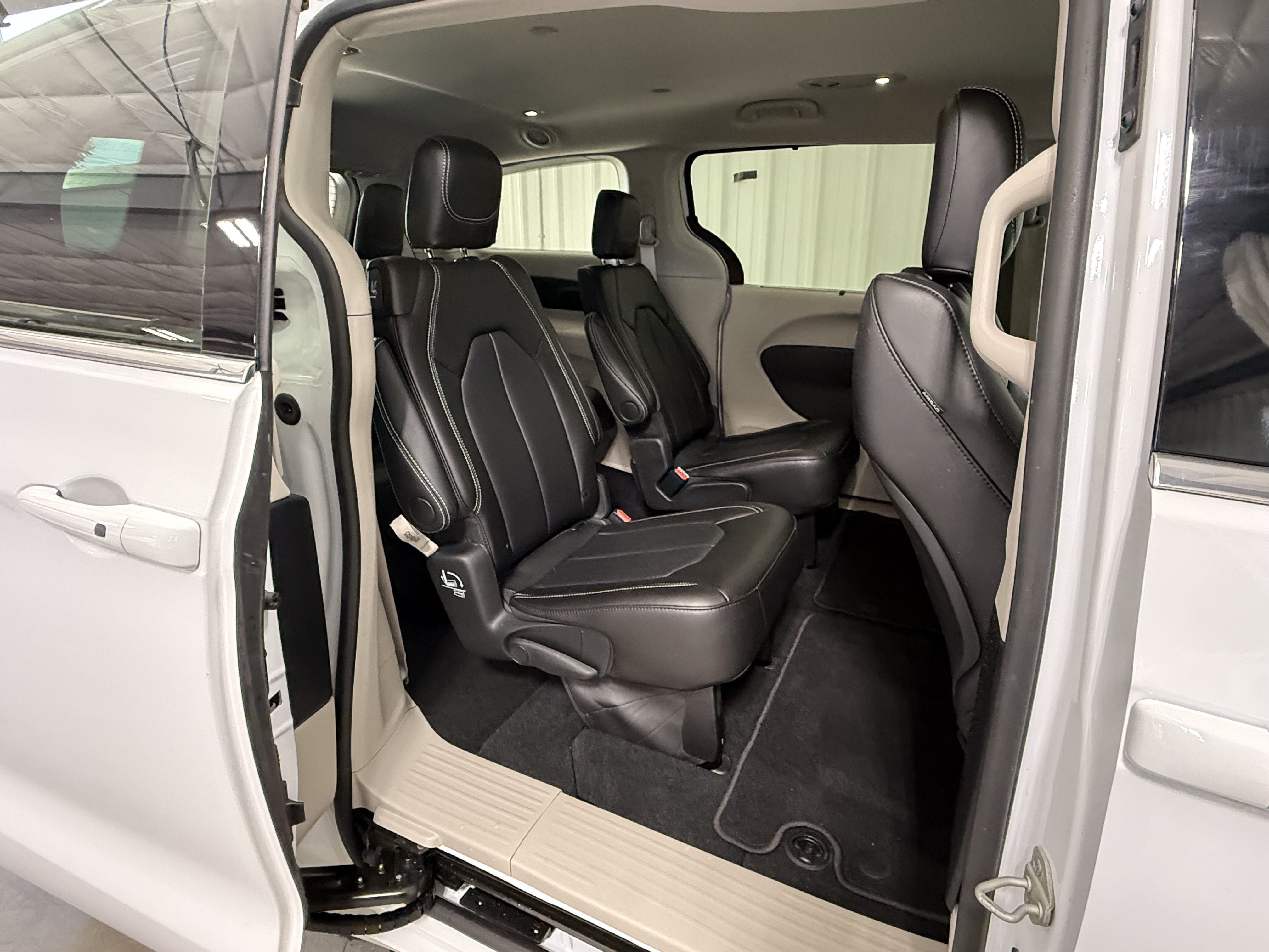 Used 2024 Chrysler Pacifica Touring-L FWD image 7