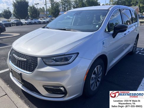 Used 2024 Chrysler Pacifica Limited FWD image 1