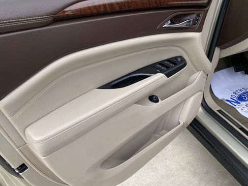 Used 2015 Cadillac SRX Luxury image 2