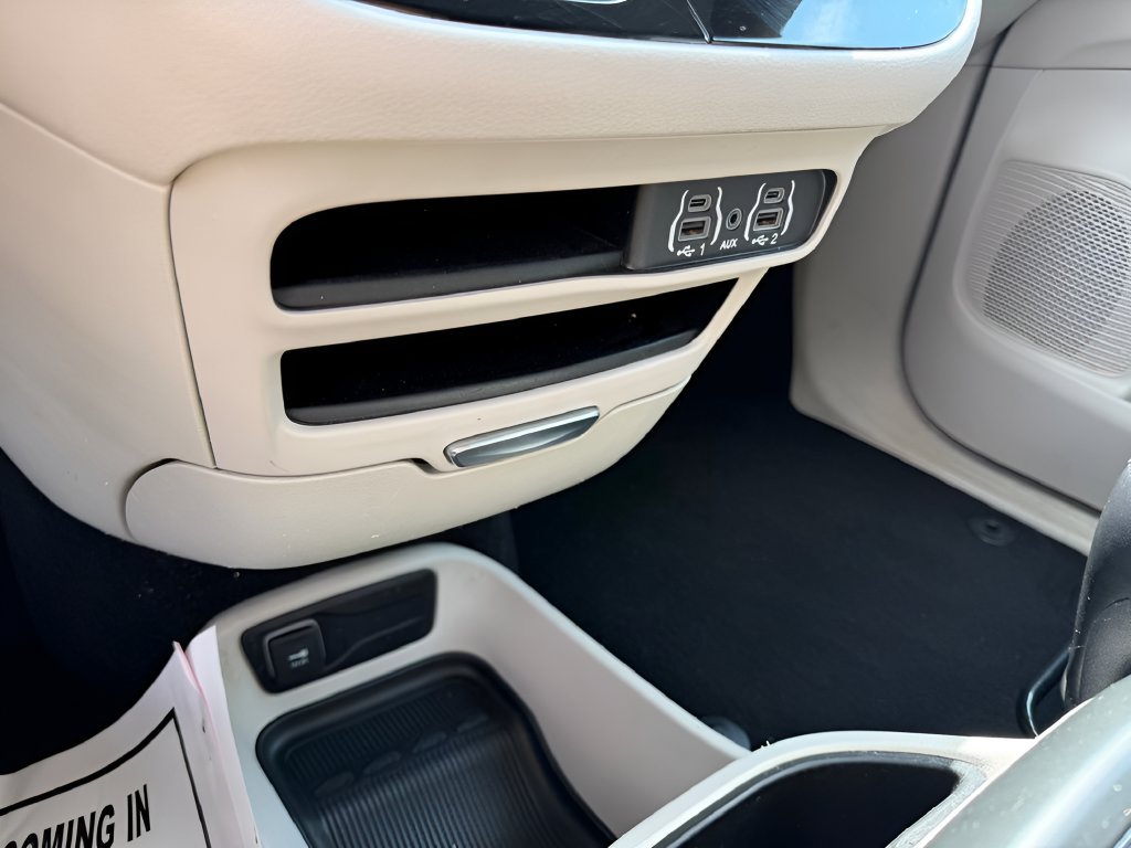 Used 2023 Chrysler Pacifica Touring-L FWD image 30