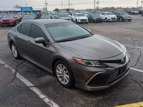 Used 2022 Toyota Camry LE image 4