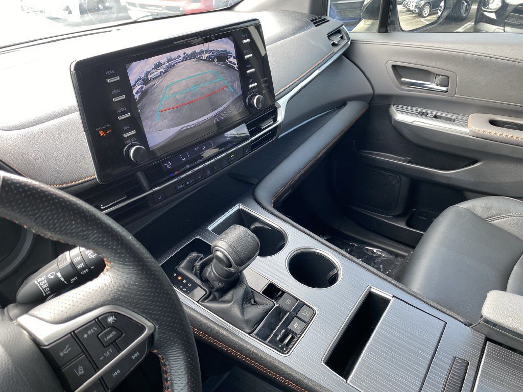 Used 2021 Toyota Sienna XSE FWD image 7