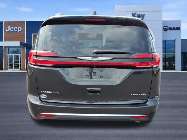 Used 2023 Chrysler Pacifica Limited FWD image 4