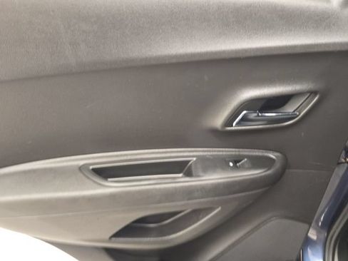 Used 2018 Chevrolet Trax LT w/ LT Convenience Package FWD image 17