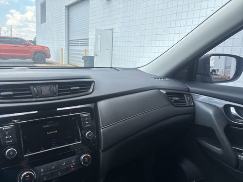 Used 2019 Nissan Rogue S w/ Special Edition Package FWD image 15