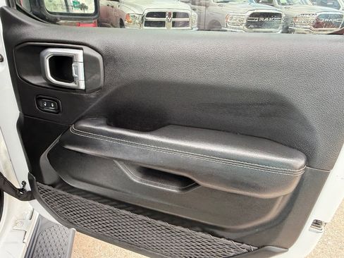 Used 2022 Jeep Gladiator Overland w/ Popular Equipment Package image 16