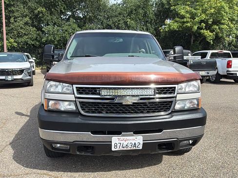 Used 2006 Chevrolet Silverado 2500 LT w/ Heavy-Duty Power Package AWD/4WD image 2