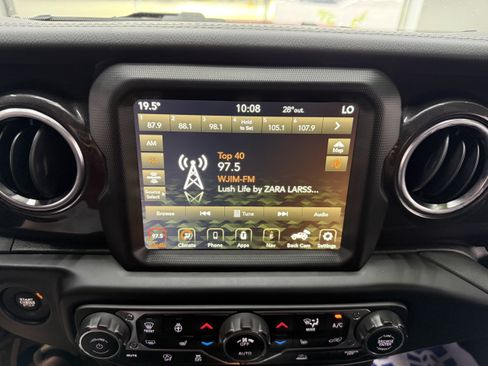Used 2022 Jeep Wrangler Unlimited Sahara AWD/4WD image 19