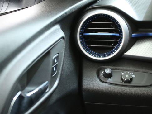 Used 2024 Chevrolet Trax LS w/ LS Convenience Package image 18