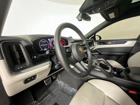 Used 2025 Porsche Cayenne S image 16