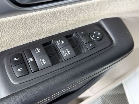 Used 2024 Chrysler Pacifica Touring-L FWD image 25
