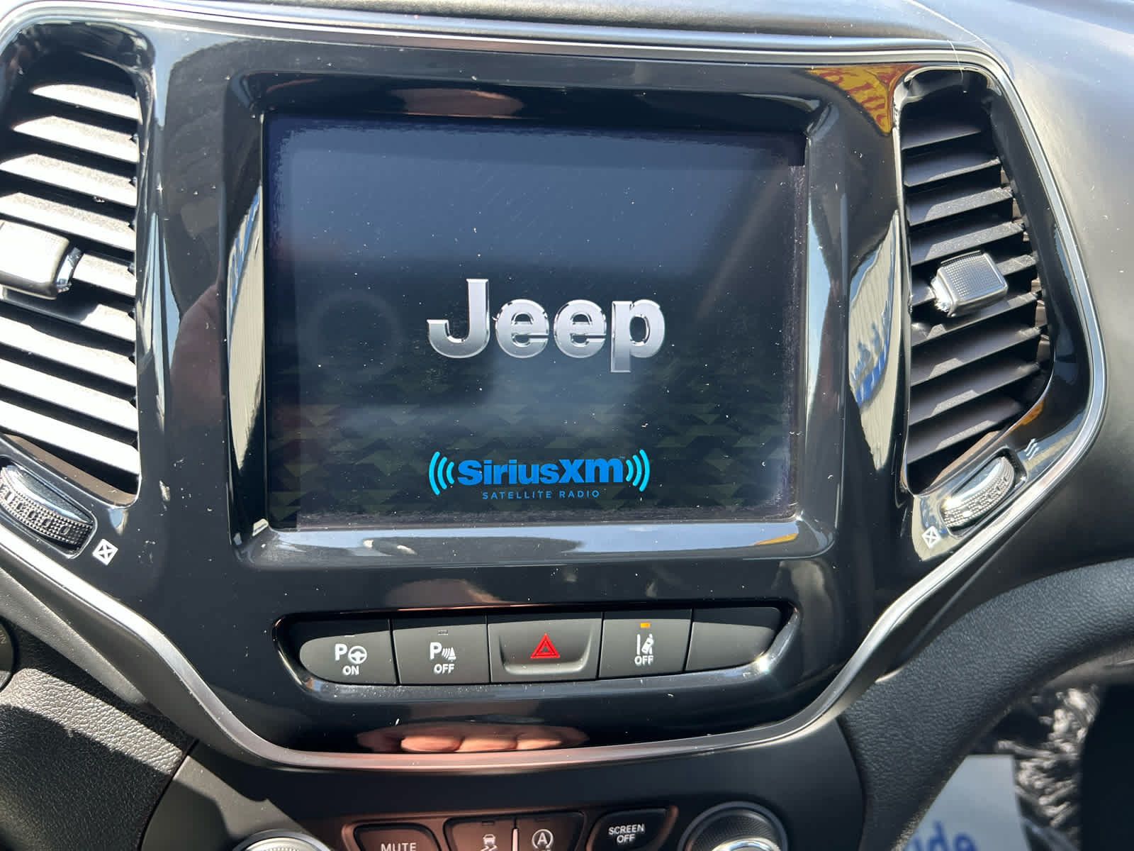 Used 2019 Jeep Cherokee Overland w/ Technology Group AWD/4WD image 17