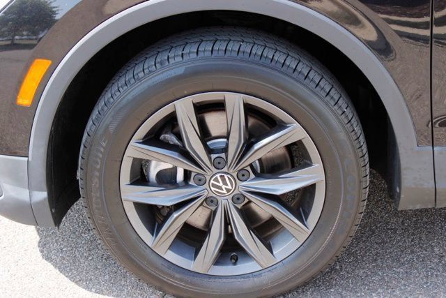 Used 2023 Volkswagen Tiguan SE AWD/4WD image 9
