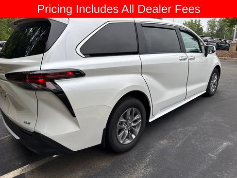 Used 2026 Toyota Sienna XLE FWD image 5