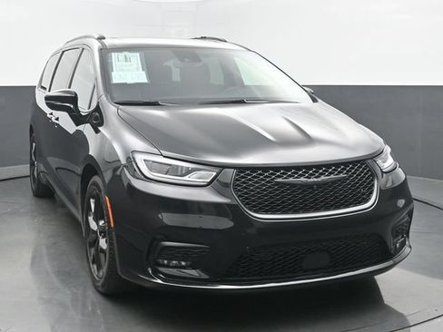 Used 2023 Chrysler Pacifica Limited w/ S Appearance Package FWD image 8