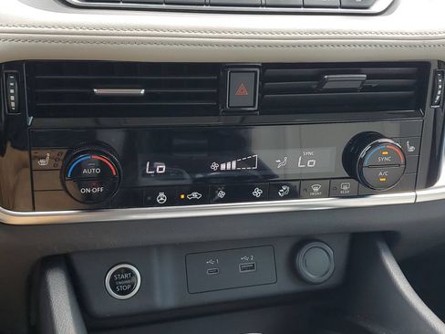 Used 2021 Nissan Rogue SV w/ Premium Package FWD image 27