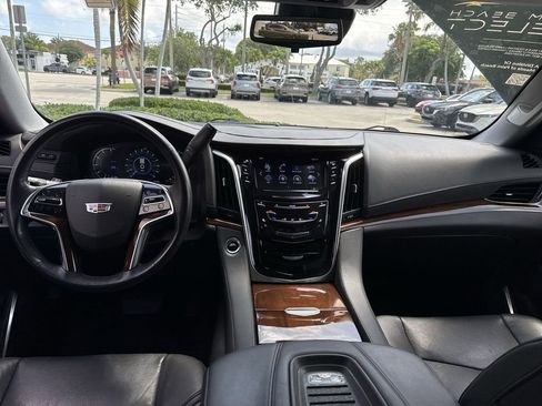 Used 2020 Cadillac Escalade Luxury AWD/4WD image 14