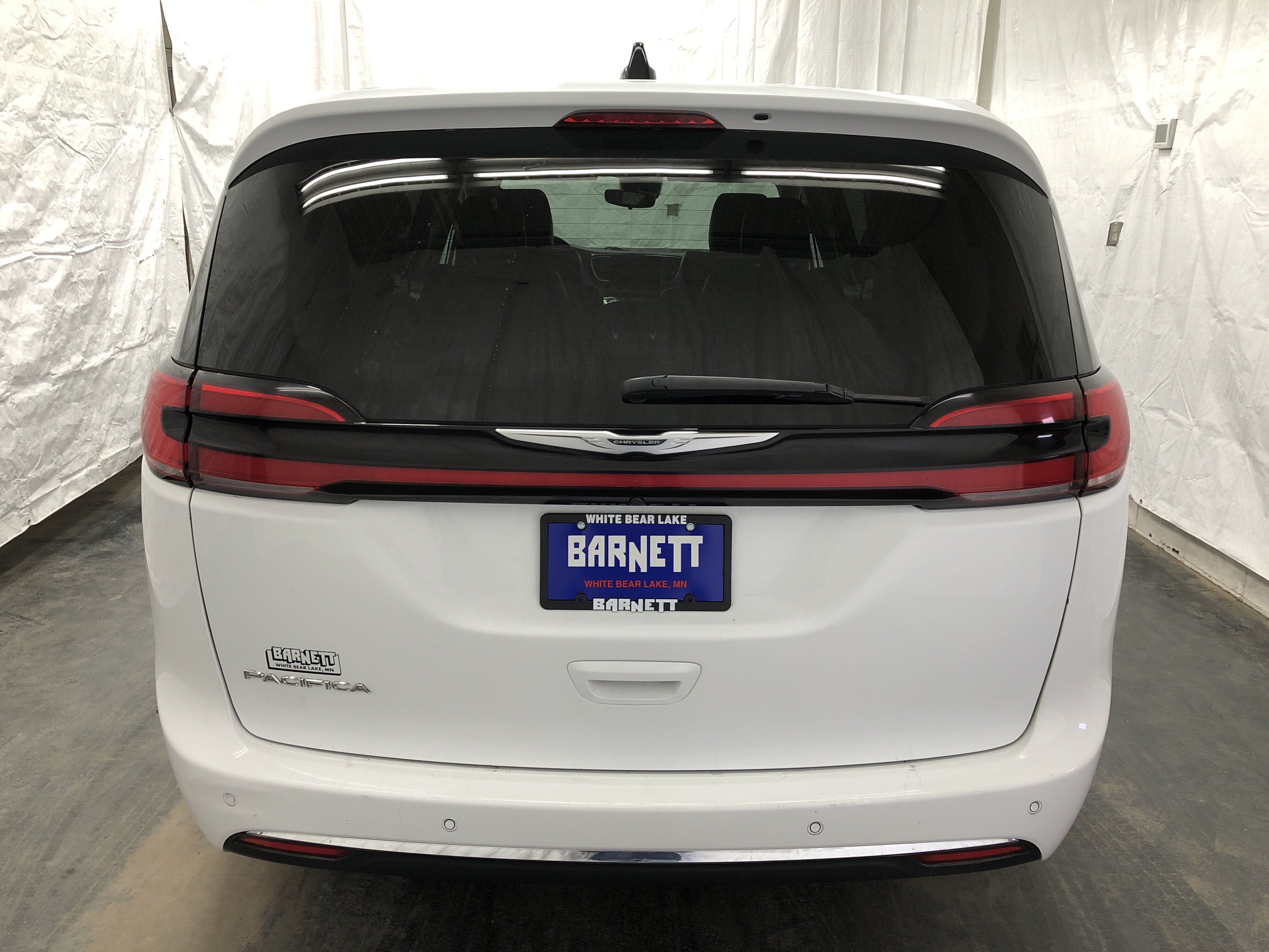 Used 2023 Chrysler Pacifica Touring-L FWD image 8