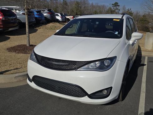 Used 2019 Chrysler Pacifica Touring-L Plus w/ S Appearance Package image 2