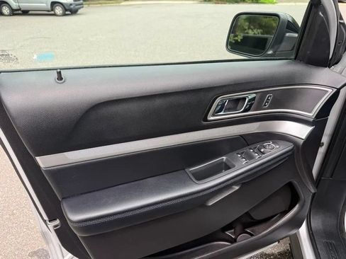 Used 2017 Ford Explorer XLT w/ Equipment Group 202A AWD/4WD image 14