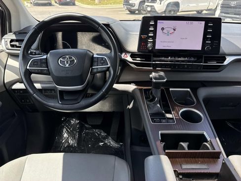 Used 2024 Toyota Sienna XLE FWD image 8