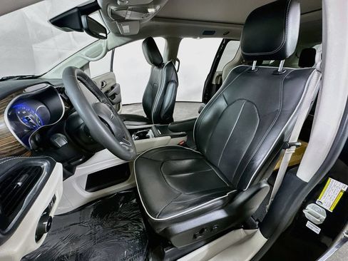 Used 2023 Chrysler Pacifica Limited FWD image 14
